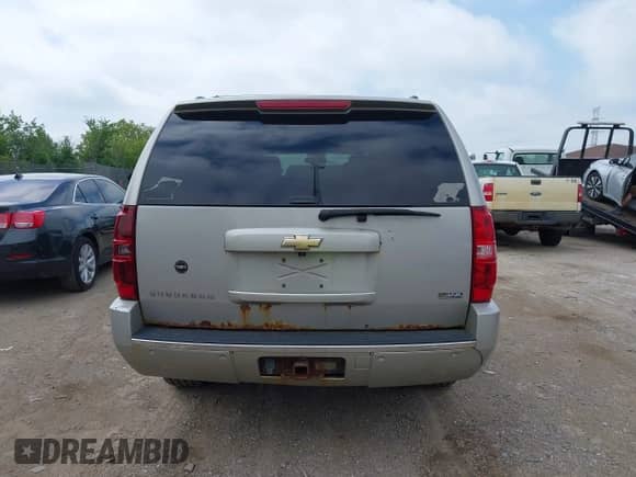 2009 Chevrolet Suburban LTZ z VIN 1GNFK363X9J100709, wystawiony jako IAAI lot #42687530 z przebiegiem 251 856 mil mil oraz . Historia ofert i sprzedaży dostępna na DreamBid. Obrazek 16.