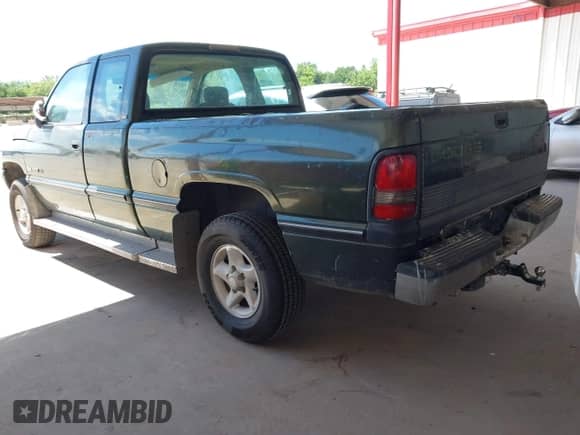 1996 Dodge 1500 z VIN 3B7HF13Z0TG136405, wystawiony jako IAAI lot #42284271 z przebiegiem 226 998 mil mil oraz . Historia ofert i sprzedaży dostępna na DreamBid. Obrazek 3.