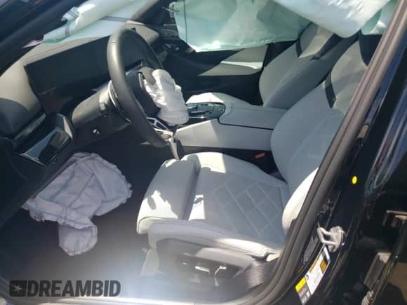 2025 BMW 5 Series z VIN WBA13FK02SCT55164, wystawiony jako Copart lot #61831855 z przebiegiem Nie podano mil oraz Szkoda całkowita • Salvage title. Historia ofert i sprzedaży dostępna na DreamBid. Obrazek 7.