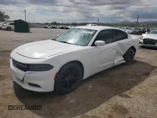 2016 Dodge Charger SE z VIN 2C3CDXBG4GH173132, wystawiony jako Copart lot #65588785 z przebiegiem 136 955 mil mil oraz Czysty tytuł • Clean title. Historia ofert i sprzedaży dostępna na DreamBid. Obrazek 1.