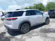 2022 Nissan Pathfinder SV z VIN 5N1DR3BA1NC213507, wystawiony jako IAAI lot #42966400 z przebiegiem 76 252 mil mil oraz . Historia ofert i sprzedaży dostępna na DreamBid. Obrazek 4.