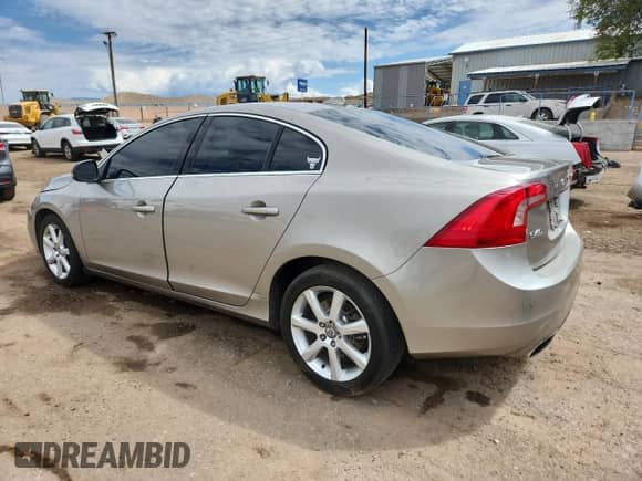2016 Volvo S60 T5 Premier с VIN YV1612TK5G1399275, выставлен на аукционе Copart как лот 71801215 с пробегом 123 901 миль миль и Списание • Salvage title. История ставок и продаж доступна на DreamBid. Изображение 2.