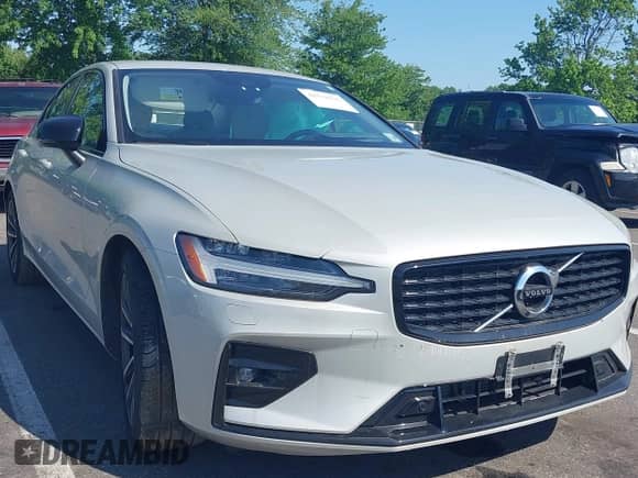 2022 Volvo S60 Momentum z VIN 7JRL12TZXNG162556, wystawiony jako IAAI lot #42532276 z przebiegiem 34 119 mil mil oraz . Historia ofert i sprzedaży dostępna na DreamBid. Obrazek 1.