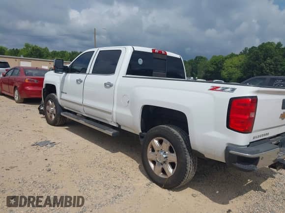 2017 Chevrolet Silverado 2500HD LTZ z VIN 1GC1KWEYXHF218682, wystawiony jako IAAI lot #42749283 z przebiegiem 189 494 mil mil oraz . Historia ofert i sprzedaży dostępna na DreamBid. Obrazek 3.