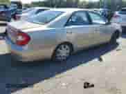 2003 Toyota Camry LE z VIN 4T1BE32K73U233201, wystawiony jako Copart lot #84635075 z przebiegiem 279 555 mil mil oraz Czysty tytuł • Clean title. Historia ofert i sprzedaży dostępna na DreamBid. Obrazek 3.