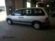 2000 Dodge Caravan SE z VIN 2B4GP45G6YR669041, wystawiony jako Copart lot #56864805 z przebiegiem 143 807 mil mil oraz Szkoda całkowita • Salvage title. Historia ofert i sprzedaży dostępna na DreamBid. Obrazek 2.