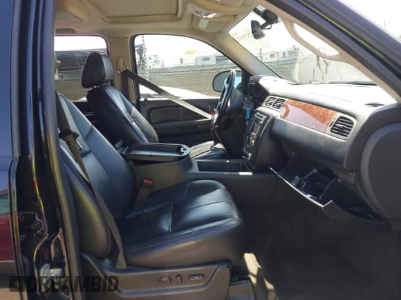 2008 Chevrolet Suburban LTZ z VIN 3GNFK16338G160531, wystawiony jako IAAI lot #42575633 z przebiegiem 215 472 mil mil oraz . Historia ofert i sprzedaży dostępna na DreamBid. Obrazek 5.