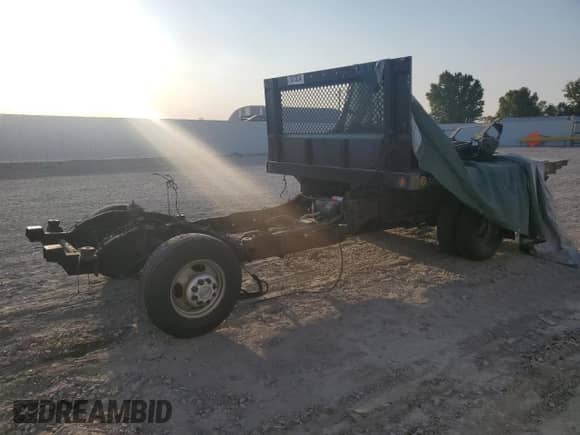 2005 Chevrolet Silverado 3500 с VIN 1GBJC34U05E272962, выставлен на аукционе Copart как лот 75013034 с пробегом Не указан миль и На запчасти • Non repairable. История ставок и продаж доступна на DreamBid. Изображение 1.