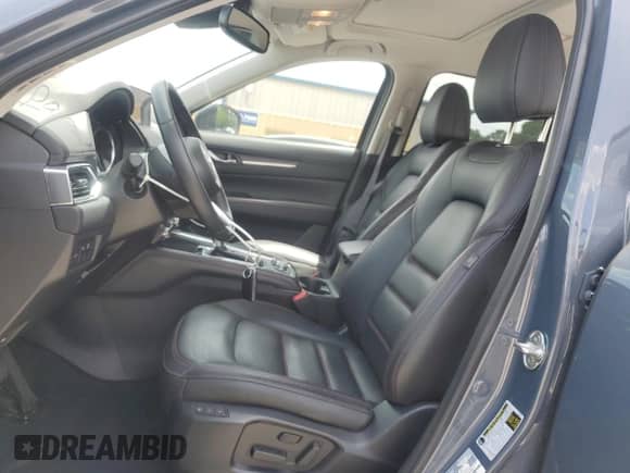 2024 Mazda CX-5 S Carbon Edition z VIN JM3KFBCL6R0531894, wystawiony jako Copart lot #60815975 z przebiegiem 21 309 mil mil oraz Czysty tytuł • Clean title. Historia ofert i sprzedaży dostępna na DreamBid. Obrazek 7.
