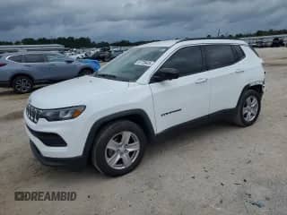 2022 Jeep Compass Latitude z VIN 3C4NJCBB1NT228943, wystawiony jako Copart lot #67729425 z przebiegiem 16 388 mil mil oraz Czysty tytuł • Clean title. Historia ofert i sprzedaży dostępna na DreamBid. Obrazek 1.