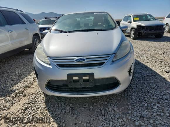 2011 Ford Fiesta S z VIN 3FADP4AJ7BM239241, wystawiony jako Copart lot #81300745 z przebiegiem 107 303 mil mil oraz Czysty tytuł • Clean title. Historia ofert i sprzedaży dostępna na DreamBid. Obrazek 5.