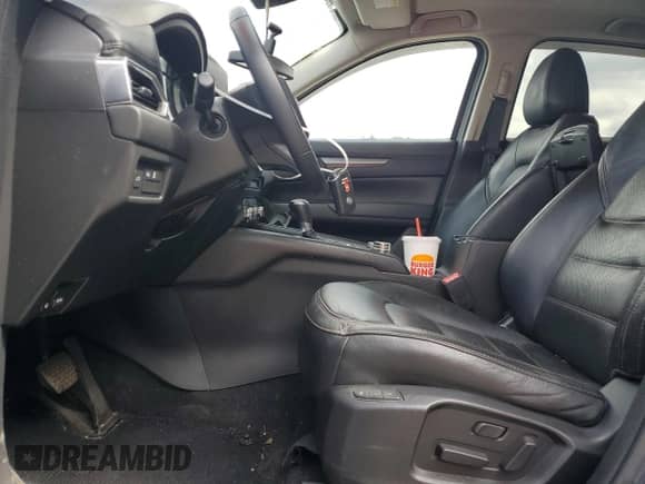 2022 Mazda CX-5 S Carbon Edition z VIN JM3KFBCM2N1572973, wystawiony jako Copart lot #68870425 z przebiegiem 72 043 mil mil oraz Szkoda całkowita • Salvage title. Historia ofert i sprzedaży dostępna na DreamBid. Obrazek 7.