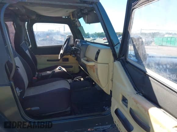 1998 Jeep Wrangler SE с VIN 1J4FY29P4WP735413, выставлен на аукционе IAAI как лот 43422642 с пробегом Не указан миль и . История ставок и продаж доступна на DreamBid. Изображение 5.