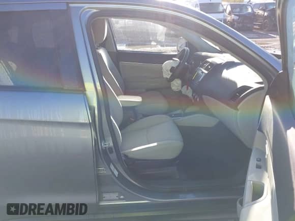 2021 Mitsubishi Outlander ES z VIN JA4ARUAU1MU005297, wystawiony jako IAAI lot #43400284 z przebiegiem 47 525 mil mil oraz . Historia ofert i sprzedaży dostępna na DreamBid. Obrazek 5.