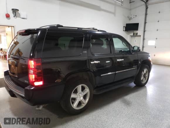 2012 Chevrolet Tahoe LTZ z VIN 1GNSCCE04CR236233, wystawiony jako Copart lot #59973195 z przebiegiem 140 105 mil mil oraz Czysty tytuł • Clean title. Historia ofert i sprzedaży dostępna na DreamBid. Obrazek 3.