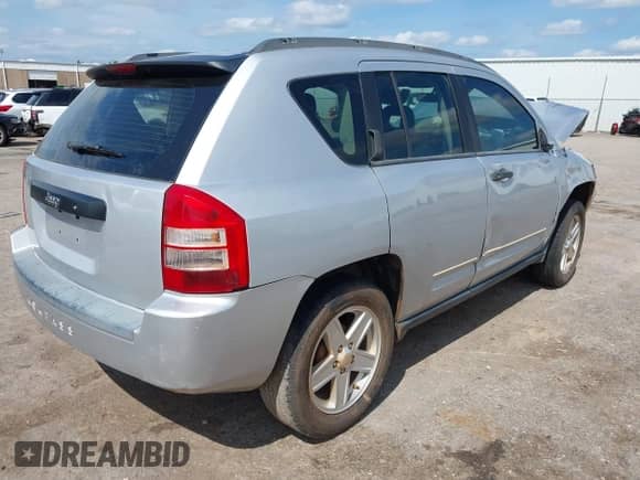 2008 Jeep Compass Sport с VIN 1J8FT47058D735438, выставлен на аукционе IAAI как лот 42367909 с пробегом 177 453 миль миль и . История ставок и продаж доступна на DreamBid. Изображение 4.