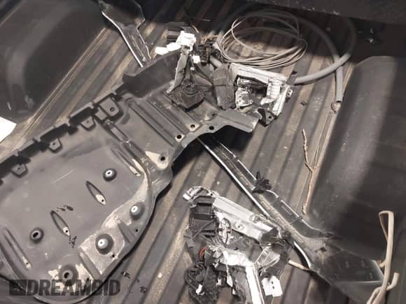 2024 Chevrolet Silverado 1500 LT with VIN 1GCUDDED2RZ303279, listed as a IAAI auction lot 41996888 with 29,393 mi miles and . Bid and sale history available at DreamBid. Image 11.