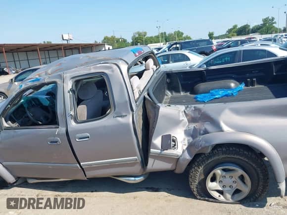 2002 Toyota Tundra Limited z VIN 5TBRT38152S228887, wystawiony jako IAAI lot #43129902 z przebiegiem Nie podano mil oraz . Historia ofert i sprzedaży dostępna na DreamBid. Obrazek 13.