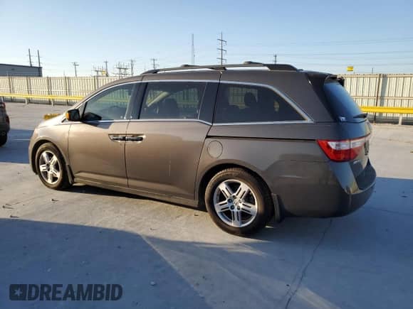 2013 Honda Odyssey Touring z VIN 5FNRL5H93DB050994, wystawiony jako Copart lot #89448415 z przebiegiem 138 294 mil mil oraz Czysty tytuł • Clean title. Historia ofert i sprzedaży dostępna na DreamBid. Obrazek 2.