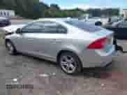 2015 Volvo S60 T5 Drive-E Premier z VIN YV126MFK4F1343110, wystawiony jako IAAI lot #43292498 z przebiegiem 59 841 mil mil oraz . Historia ofert i sprzedaży dostępna na DreamBid. Obrazek 3.