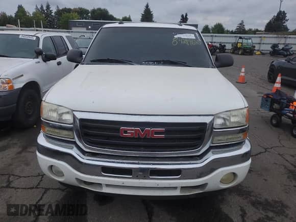 2005 GMC Sierra 1500 SLE z VIN 2GTEK13T751180214, wystawiony jako Copart lot #84294625 z przebiegiem 174 546 mil mil oraz Czysty tytuł • Clean title. Historia ofert i sprzedaży dostępna na DreamBid. Obrazek 5.