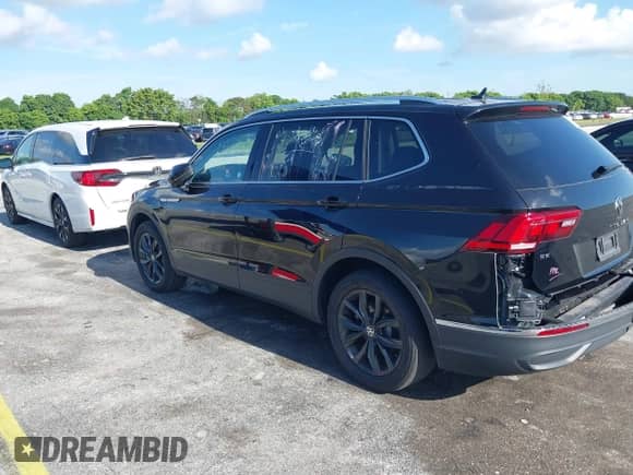 2024 Volkswagen Tiguan SE with VIN 3VVNB7AX2RM196698, listed as a IAAI auction lot 42895423 with 9,612 mi miles and . Bid and sale history available at DreamBid. Image 3.