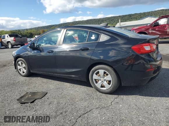 2017 Chevrolet Cruze LS z VIN 1G1BC5SM9H7214977, wystawiony jako Copart lot #82224505 z przebiegiem 80 992 mil mil oraz Szkoda całkowita • Salvage title. Historia ofert i sprzedaży dostępna na DreamBid. Obrazek 2.