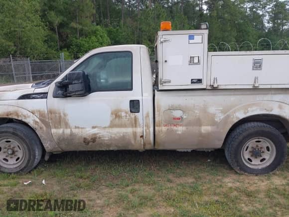 2011 Ford F-250 XL z VIN 1FTBF2A63BEB21696, wystawiony jako IAAI lot #42118911 z przebiegiem 212 721 mil mil oraz . Historia ofert i sprzedaży dostępna na DreamBid. Obrazek 14.