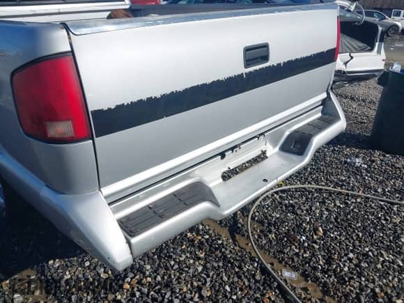 1994 Chevrolet S-10 LS z VIN 1GCCS19ZXR8233932, wystawiony jako IAAI lot #41072044 z przebiegiem 171 666 mil mil oraz . Historia ofert i sprzedaży dostępna na DreamBid. Obrazek 18.