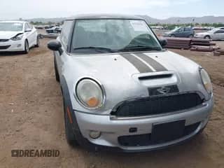 2009 MINI Hardtop S с VIN WMWMF73529TW81495, выставлен на аукционе IAAI как лот 43124703 с пробегом 97 585 миль миль и . История ставок и продаж доступна на DreamBid. Изображение 1.