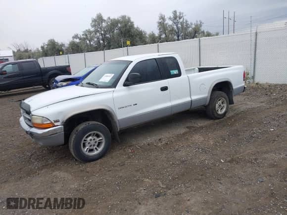 1998 Dodge Dakota SLT z VIN 1B7GG22Y0WS579450, wystawiony jako IAAI lot #43088532 z przebiegiem 279 555 mil mil oraz . Historia ofert i sprzedaży dostępna na DreamBid. Obrazek 2.