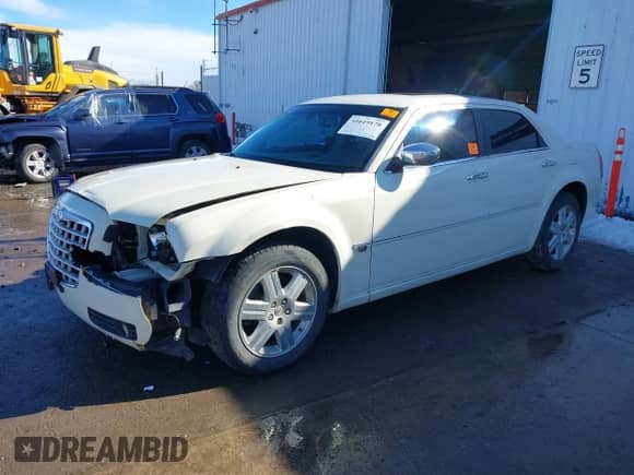 2006 Chrysler 300 C z VIN 2C3KK63H46H345919, wystawiony jako IAAI lot #41619178 z przebiegiem 98 525 mil mil oraz . Historia ofert i sprzedaży dostępna na DreamBid. Obrazek 2.