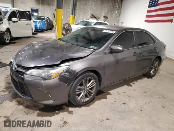 2015 Toyota Camry SE z VIN 4T1BF1FK2FU005560, wystawiony jako Copart lot #85712705 z przebiegiem 103 547 mil mil oraz Szkoda całkowita • Salvage title. Historia ofert i sprzedaży dostępna na DreamBid. Obrazek 1.