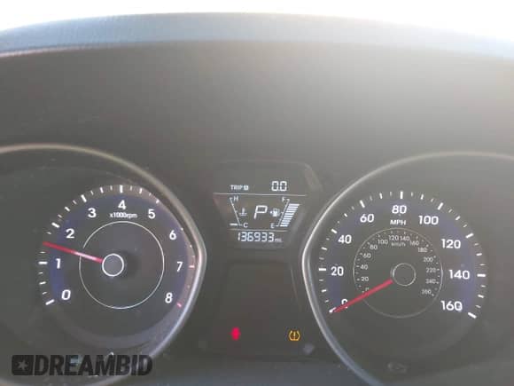 2014 Hyundai Elantra SE z VIN 5NPDH4AE9EH493392, wystawiony jako IAAI lot #43419885 z przebiegiem 136 933 mil mil oraz . Historia ofert i sprzedaży dostępna na DreamBid. Obrazek 7.