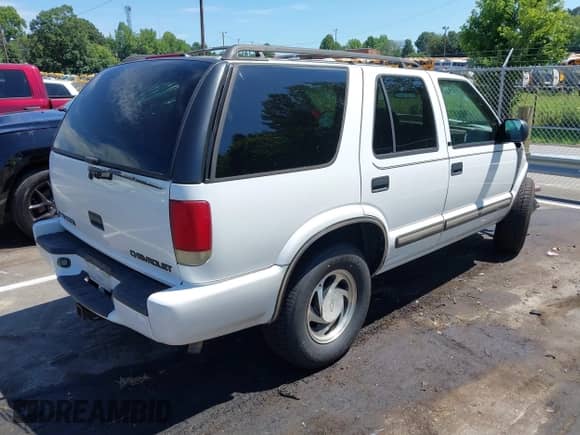 2000 Chevrolet Blazer LS with VIN 1GNDT13W1Y2252961, listed as a IAAI auction lot 42846254 with 298,056 mi miles and . Bid and sale history available at DreamBid. Image 4.