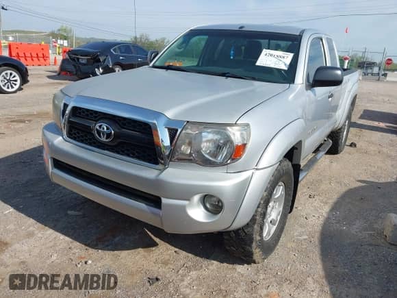 2011 Toyota Tacoma z VIN 5TFUU4EN8BX001764, wystawiony jako IAAI lot #42018887 z przebiegiem 143 848 mil mil oraz . Historia ofert i sprzedaży dostępna na DreamBid. Obrazek 6.