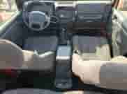 2003 Jeep Wrangler X z VIN 1J4FA39S33P308881, wystawiony jako Copart lot #69323655 z przebiegiem 264 257 mil mil oraz Szkoda całkowita • Salvage title. Historia ofert i sprzedaży dostępna na DreamBid. Obrazek 8.