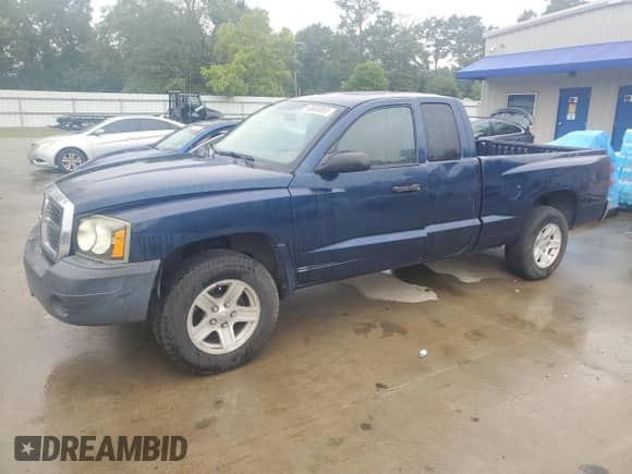 2005 Dodge Dakota ST z VIN 1D7HE22K35S329582, wystawiony jako Copart lot #65600065 z przebiegiem Nie podano mil oraz Szkoda całkowita • Salvage title. Historia ofert i sprzedaży dostępna na DreamBid. Obrazek 1.
