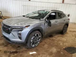 2024 Chevrolet Trax 2RS с VIN KL77LJE22RC063048, выставлен на аукционе Copart как лот 64480575 с пробегом 23 317 миль миль и На запчасти • Non repairable. История ставок и продаж доступна на DreamBid. Изображение 1.