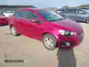 2014 Chevrolet Sonic LT z VIN 1G1JC5SG5E4130349, wystawiony jako IAAI lot #43206306 z przebiegiem 196 829 mil mil oraz . Historia ofert i sprzedaży dostępna na DreamBid. Obrazek 1.