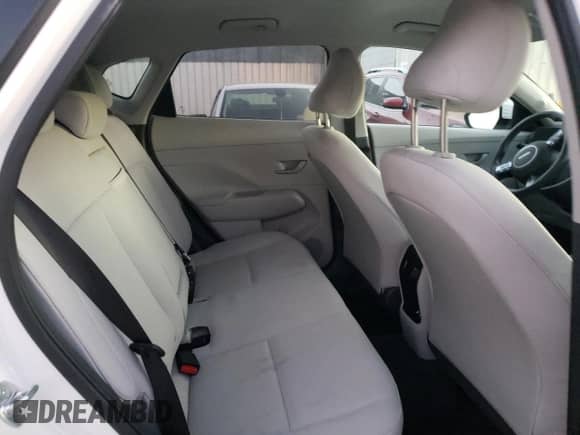 2024 Hyundai Kona SEL z VIN KM8HBCAB9RU146803, wystawiony jako Copart lot #81850764 z przebiegiem 19 927 mil mil oraz Czysty tytuł • Clean title. Historia ofert i sprzedaży dostępna na DreamBid. Obrazek 11.