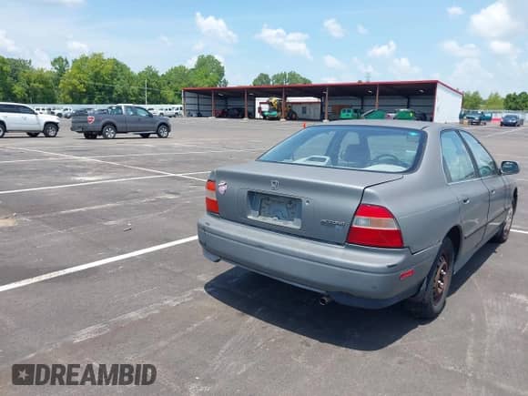 1994 Honda Accord LX z VIN 1HGCD5635RA123589, wystawiony jako IAAI lot #42809589 z przebiegiem 320 269 mil mil oraz . Historia ofert i sprzedaży dostępna na DreamBid. Obrazek 4.