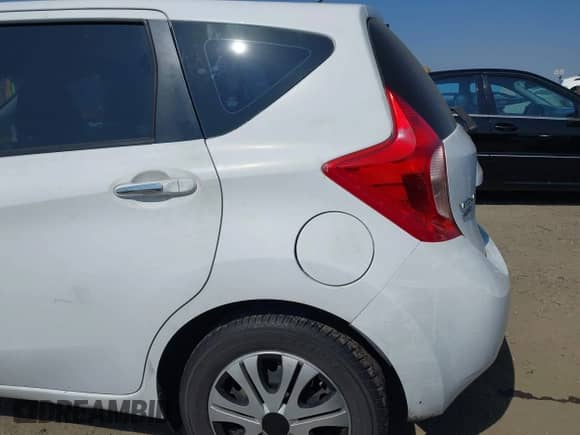 2015 Nissan Note SV z VIN 3N1CE2CP9FL397340, wystawiony jako IAAI lot #42982235 z przebiegiem 156 556 mil mil oraz . Historia ofert i sprzedaży dostępna na DreamBid. Obrazek 6.