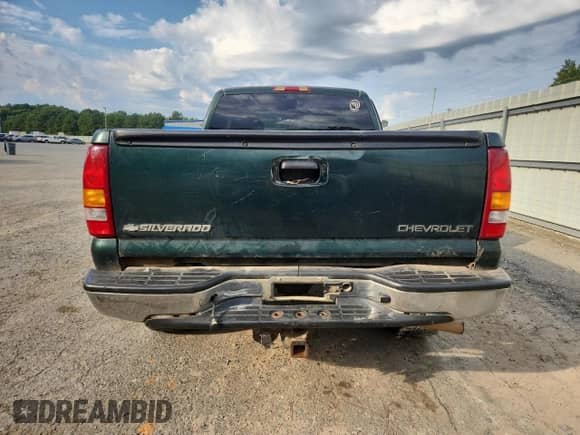 2002 Chevrolet Silverado 1500 LS z VIN 1GCEK19T72E194891, wystawiony jako Copart lot #81889125 z przebiegiem 262 356 mil mil oraz Szkoda całkowita • Salvage title. Historia ofert i sprzedaży dostępna na DreamBid. Obrazek 6.