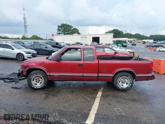 1995 Chevrolet S-10 LS z VIN 1GCCS19Z7S8160363, wystawiony jako IAAI lot #42789220 z przebiegiem 454 199 mil mil oraz . Historia ofert i sprzedaży dostępna na DreamBid. Obrazek 13.