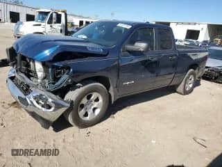 2023 Ram 1500 Big Horn z VIN 1C6RREBT9PN545443, wystawiony jako Copart lot #81971784 z przebiegiem 33 934 mil mil oraz Nie do naprawy • Non repairable. Historia ofert i sprzedaży dostępna na DreamBid. Obrazek 1.