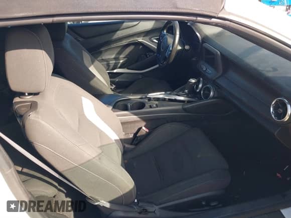 2019 Chevrolet Camaro 1LT z VIN 1G1FB3DS8K0117600, wystawiony jako IAAI lot #41174936 z przebiegiem 110 273 mil mil oraz . Historia ofert i sprzedaży dostępna na DreamBid. Obrazek 5.