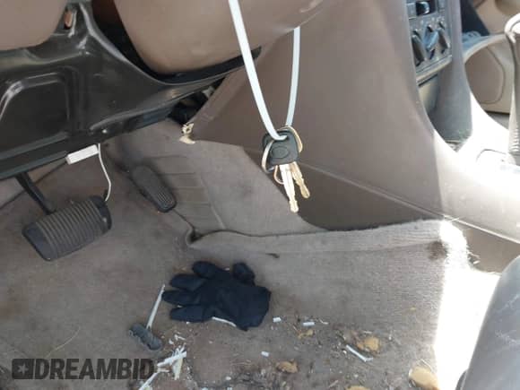 1997 Toyota Camry LE z VIN 4T1BG22K4VU063869, wystawiony jako IAAI lot #42274011 z przebiegiem Nie podano mil oraz . Historia ofert i sprzedaży dostępna na DreamBid. Obrazek 11.