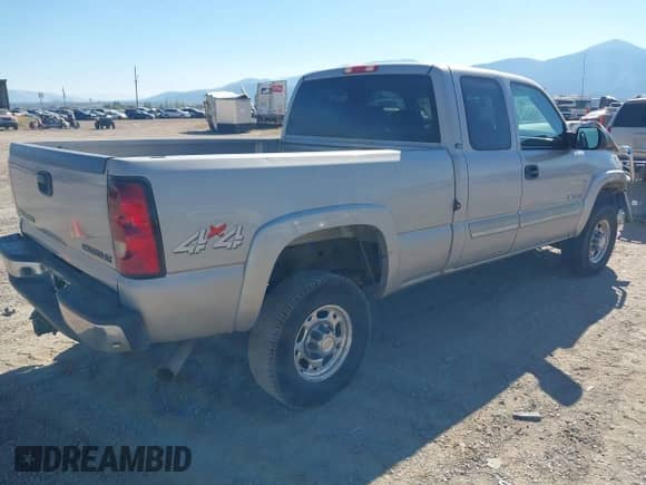 2004 Chevrolet Silverado 2500HD Work Truck z VIN 1GCHK29UX4E248716, wystawiony jako IAAI lot #43273136 z przebiegiem 174 439 mil mil oraz . Historia ofert i sprzedaży dostępna na DreamBid. Obrazek 4.