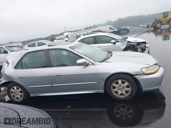 2002 Honda Accord SE z VIN 1HGCG66872A105867, wystawiony jako IAAI lot #42904295 z przebiegiem 167 277 mil mil oraz . Historia ofert i sprzedaży dostępna na DreamBid. Obrazek 14.